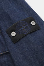 Stone Island Denim Overshirt navy, Nahaufnahme des Kompass-Badges am Oberarm, Denim aus reiner Baumwolle, materialtypische Struktur.