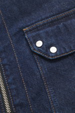 Stone Island Denim Overshirt navy, Detailansicht der aufgesetzten Brusttasche mit Knopf, Denim aus reiner Baumwolle, Slim Fit, robuste Struktur.