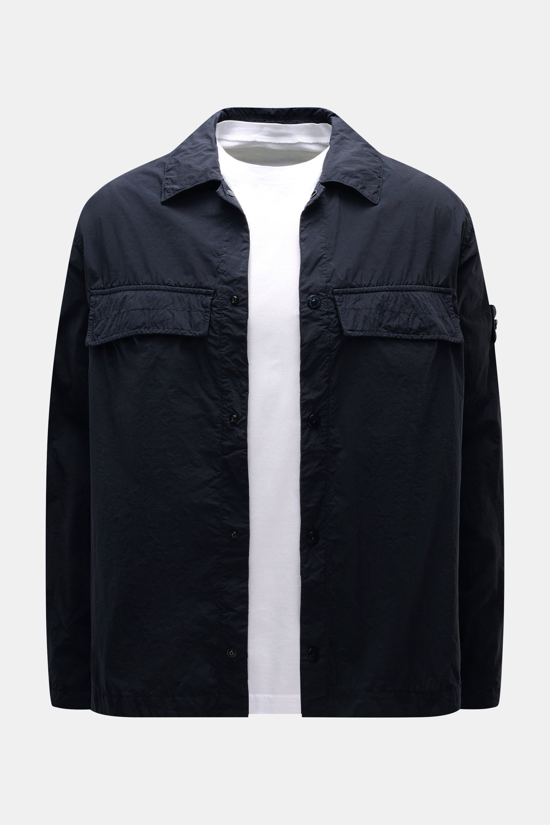 Stone Island Overshirt 'Ghost Piece' navy frontal, Slim Fit, Microfaser, tonale Brusttaschen, Druckknopfleiste, Umlegekragen, Kompass-Badge am Ärmel.