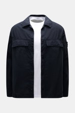 Stone Island Overshirt 'Ghost Piece' navy frontal, Slim Fit, Microfaser, tonale Brusttaschen, Druckknopfleiste, Umlegekragen, Kompass-Badge am Ärmel.