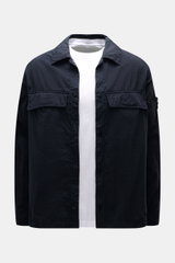 Stone Island Overshirt 'Ghost Piece' navy frontal, Slim Fit, Microfaser, tonale Brusttaschen, Druckknopfleiste, Umlegekragen, Kompass-Badge am Ärmel.