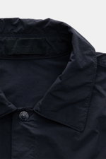 Nahaufnahme des Umlegekragens und Stone Island Label innen, Frontansicht des Stone Island Overshirt 'Ghost Piece' navy aus Microfaser, Slim Fit, garment dyed, mit tonalem Kompass-Badge, Druckknopfleiste und Brusttaschen.