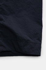 Stone Island Overshirt 'Ghost Piece' navy, nahaufnahme des hochwertigen Microfasers mit leichter Haptik, tonales Kompass-Badge am Ärmel sichtbar, frontale Perspektive.