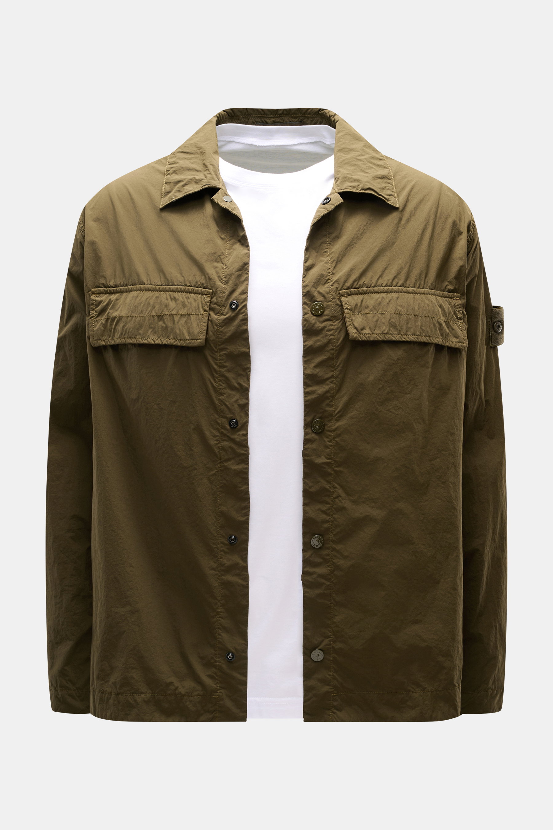 Stone Island Overshirt 'Ghost Piece' dark olive, Slim Fit, frontale Nahaufnahme, Microfaser, Druckknöpfe, Brusttaschen, tonales Kompass-Badge.