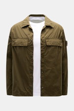 Stone Island Overshirt 'Ghost Piece' dark olive, Slim Fit, frontale Nahaufnahme, Microfaser, Druckknöpfe, Brusttaschen, tonales Kompass-Badge.