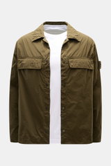 Stone Island Overshirt 'Ghost Piece' dark olive, Slim Fit, frontale Nahaufnahme, Microfaser, Druckknöpfe, Brusttaschen, tonales Kompass-Badge.