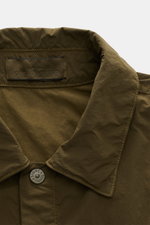Stone Island Overshirt 'Ghost Piece' dark olive, Nahaufnahme von Kragen und Label, Microfaser, Slim Fit, tonales Kompass-Badge, Druckknöpfe.