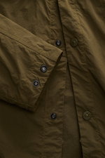 Stone Island Overshirt 'Ghost Piece' dark olive, Nahaufnahme von Ärmeln und Druckknöpfen, hochwertige Microfaser, slim fit, tonales Kompass-Badge.