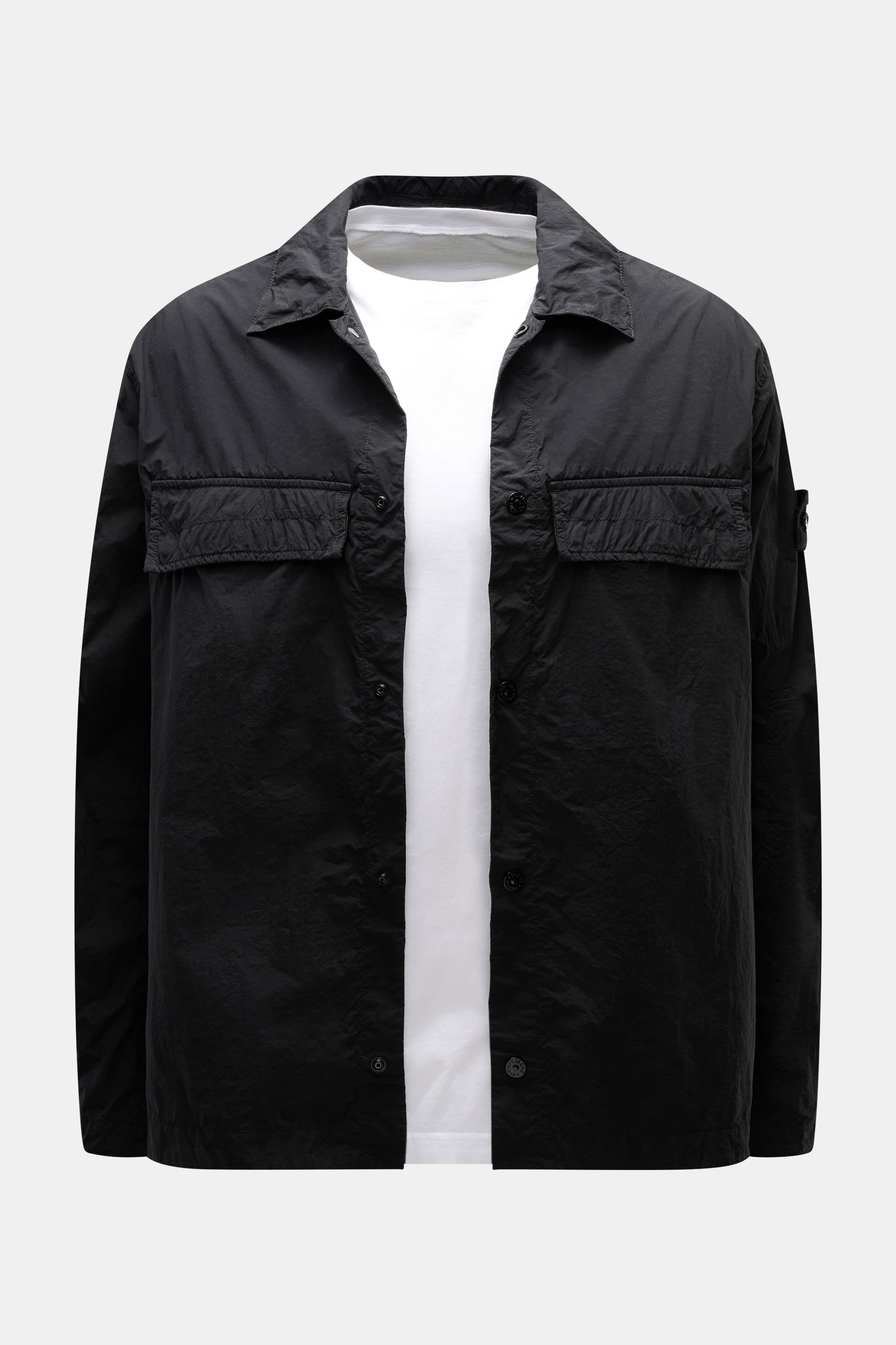 Stone Island Overshirt 'Ghost Piece' schwarz frontal fotografiert, Slim Fit, Microfaser, tonale Brusttaschen, Kompass-Badge, Druckknopfleiste.