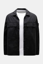 Stone Island Overshirt 'Ghost Piece' schwarz frontal fotografiert, Slim Fit, Microfaser, tonale Brusttaschen, Kompass-Badge, Druckknopfleiste.