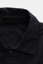 Stone Island Overshirt 'Ghost Piece' schwarz, Nahaufnahme von Umlegekragen und Knopfleiste, hochwertige Microfaser, tonales Logo-Label innen.