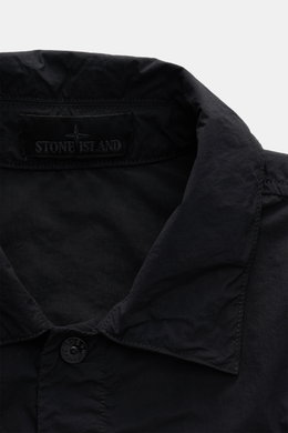 Stone Island Overshirt 'Ghost Piece' schwarz, Nahaufnahme von Umlegekragen und Knopfleiste, hochwertige Microfaser, tonales Logo-Label innen.
