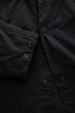 Stone Island Overshirt 'Ghost Piece' schwarz aus hochwertiger Microfaser mit Slim Fit, Druckknopfleiste, Umlegekragen und tonalem Badge, Detailansicht.