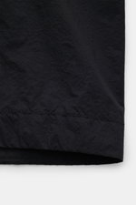 Stone Island Overshirt 'Ghost Piece' schwarz, Nahaufnahme der leicht griffigen Microfaser, tonales Kompass-Badge, Slim Fit, Druckknopfleiste.