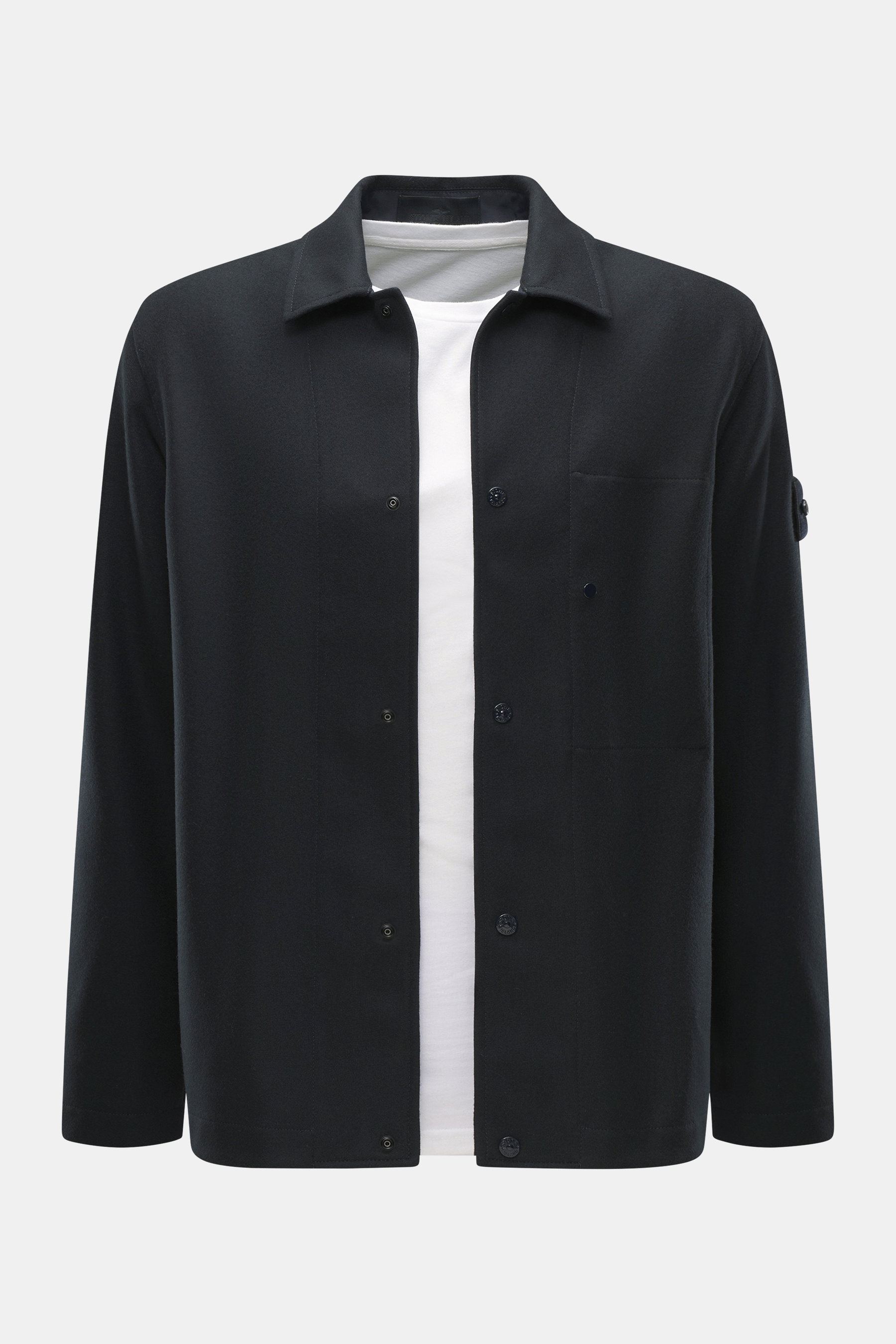 Frontale Nahaufnahme des Stone Island Overshirt 'Ghost Piece' navy, Slim Fit, Mix aus Schurwolle und Microfaser, weicher Griff, Umlegekragen, Fünf-Knopf-Leiste, tonales Badge am Oberarm, Ärmelabschlüsse mit Knopf, eine Innentasche.