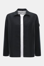 Frontale Nahaufnahme des Stone Island Overshirt 'Ghost Piece' navy, Slim Fit, Mix aus Schurwolle und Microfaser, weicher Griff, Umlegekragen, Fünf-Knopf-Leiste, tonales Badge am Oberarm, Ärmelabschlüsse mit Knopf, eine Innentasche.