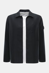 Frontale Nahaufnahme des Stone Island Overshirt 'Ghost Piece' navy, Slim Fit, Mix aus Schurwolle und Microfaser, weicher Griff, Umlegekragen, Fünf-Knopf-Leiste, tonales Badge am Oberarm, Ärmelabschlüsse mit Knopf, eine Innentasche.