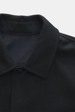 Nahaufnahme des Kragens von Stone Island Overshirt 'Ghost Piece' navy, Slim Fit, Mix aus Schurwolle und Microfaser, weicher Griff, Fünf-Knopf-Leiste, Umlegekragen, tonales Badge am Oberarm, Ärmelabschlüsse mit Knopf, eine Innentasche, frontale Perspektive
