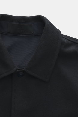 Nahaufnahme des Kragens von Stone Island Overshirt 'Ghost Piece' navy, Slim Fit, Mix aus Schurwolle und Microfaser, weicher Griff, Fünf-Knopf-Leiste, Umlegekragen, tonales Badge am Oberarm, Ärmelabschlüsse mit Knopf, eine Innentasche, frontale Perspektive