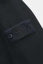Stone Island Overshirt 'Ghost Piece' navy, Detailansicht tonales Badge am Oberarm, Mix aus Schurwolle und Microfaser, weicher Griff, Slim Fit.