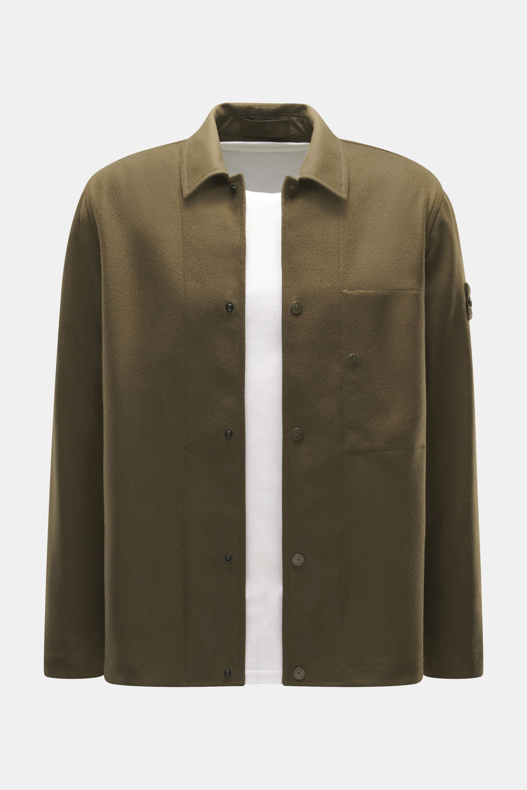 Stone Island Overshirt "Ghost Piece" oliv, frontal fotografiert, Slim Fit, Mix aus Schurwolle und Microfaser, weicher Griff, Umlegekragen, Fünf-Knopf-Leiste, tonales Badge am Oberarm, Ärmel mit Knopf, eine Innentasche.