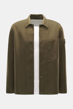 Stone Island Overshirt "Ghost Piece" oliv, frontal fotografiert, Slim Fit, Mix aus Schurwolle und Microfaser, weicher Griff, Umlegekragen, Fünf-Knopf-Leiste, tonales Badge am Oberarm, Ärmel mit Knopf, eine Innentasche.