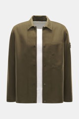 Stone Island Overshirt "Ghost Piece" oliv, frontal fotografiert, Slim Fit, Mix aus Schurwolle und Microfaser, weicher Griff, Umlegekragen, Fünf-Knopf-Leiste, tonales Badge am Oberarm, Ärmel mit Knopf, eine Innentasche.