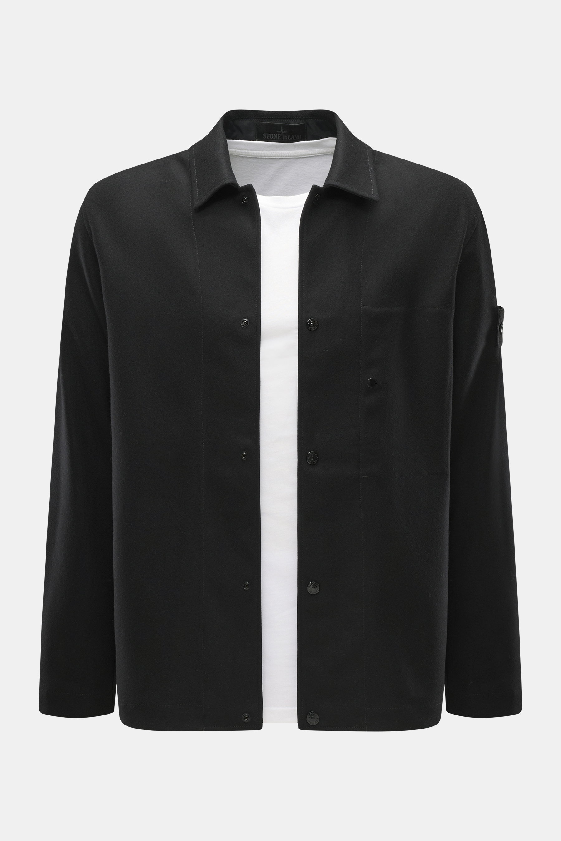 Stone Island Overshirt 'Ghost Piece' schwarz, Frontansicht, Mix aus Schurwolle und Microfaser, weicher Griff, Slim Fit, Fünf-Knopf-Leiste, Umlegekragen, tonales Badge am Oberarm, Ärmelabschlüsse mit Knopf, eine Innentasche.