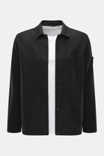 Stone Island Overshirt 'Ghost Piece' schwarz, Frontansicht, Mix aus Schurwolle und Microfaser, weicher Griff, Slim Fit, Fünf-Knopf-Leiste, Umlegekragen, tonales Badge am Oberarm, Ärmelabschlüsse mit Knopf, eine Innentasche.