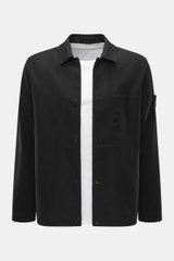 Stone Island Overshirt 'Ghost Piece' schwarz, Frontansicht, Mix aus Schurwolle und Microfaser, weicher Griff, Slim Fit, Fünf-Knopf-Leiste, Umlegekragen, tonales Badge am Oberarm, Ärmelabschlüsse mit Knopf, eine Innentasche.