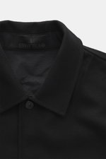Stone Island Overshirt 'Ghost Piece' schwarz, Nahaufnahme von oben, Mix aus Schurwolle und Microfaser, weicher Griff, Slim Fit, Fünf-Knopf-Leiste, Umlegekragen, tonales Badge, Ärmelknöpfe, Innentasche.