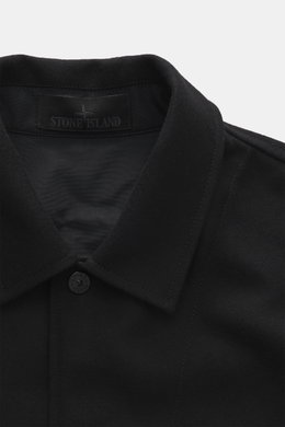 Stone Island Overshirt 'Ghost Piece' schwarz, Nahaufnahme von oben, Mix aus Schurwolle und Microfaser, weicher Griff, Slim Fit, Fünf-Knopf-Leiste, Umlegekragen, tonales Badge, Ärmelknöpfe, Innentasche.