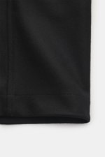 Stone Island Overshirt 'Ghost Piece' schwarz, Nahaufnahme vom Stoffmix aus Schurwolle und Microfaser mit weichem Griff, Slim Fit Details.