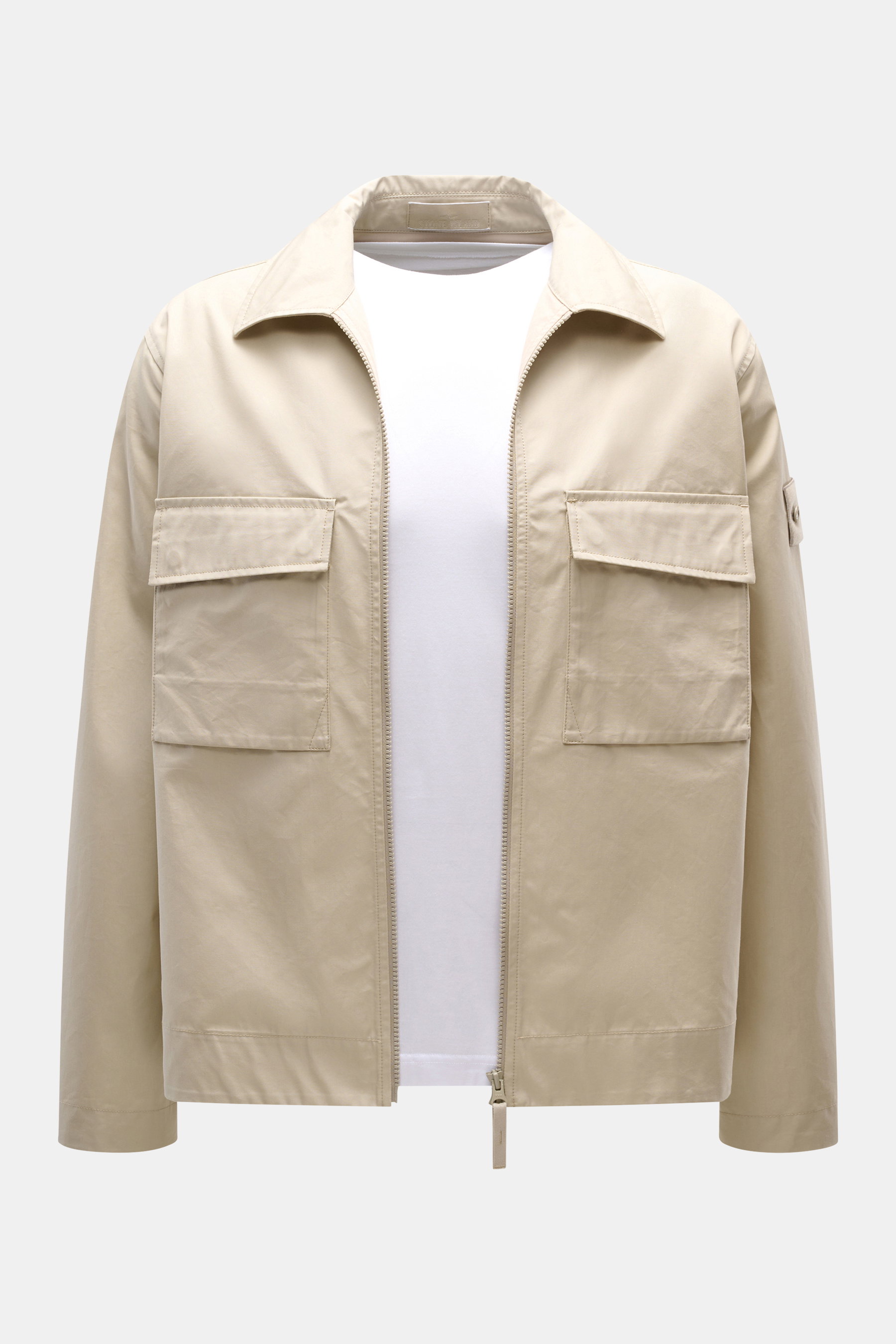 Stone Island Overshirt 'Ghost Piece' beige, frontal fotografiert, Baumwollcanvas, Slim Fit, Zwei-Wege-Reißverschluss, Umlegekragen, Brusttaschen, tonales Badge.