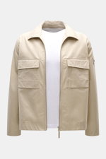 Stone Island Overshirt 'Ghost Piece' beige, frontal fotografiert, Baumwollcanvas, Slim Fit, Zwei-Wege-Reißverschluss, Umlegekragen, Brusttaschen, tonales Badge.