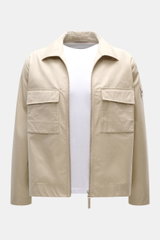 Stone Island Overshirt 'Ghost Piece' beige, frontal fotografiert, Baumwollcanvas, Slim Fit, Zwei-Wege-Reißverschluss, Umlegekragen, Brusttaschen, tonales Badge.