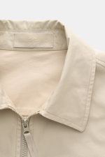 Nahaufnahme des Kragens und robusten Zwei-Wege-Reißverschlusses des Stone Island Overshirt 'Ghost Piece' beige aus Baumwollcanvas.
