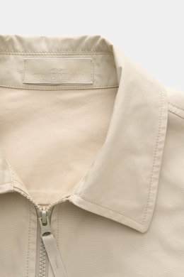 Nahaufnahme des Kragens und robusten Zwei-Wege-Reißverschlusses des Stone Island Overshirt 'Ghost Piece' beige aus Baumwollcanvas.