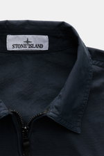 Close-up front view of Stone Island Overshirt 'Canvas' navy showing turn-down collar, robust two-way zipper, and Stone Island label inside collar. Robust utility look with iconic character: This overshirt by STONE ISLAND impresses with canvas made from pu