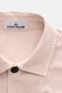 Alt tag (125 characters max): Close-up front view of Stone Island Overshirt Dusky Pink collar with label, button, and textured pure cotton fabric.

Description:  
<p>Timeless layering essential: The STONE ISLAND overshirt complements autumn and winter loo