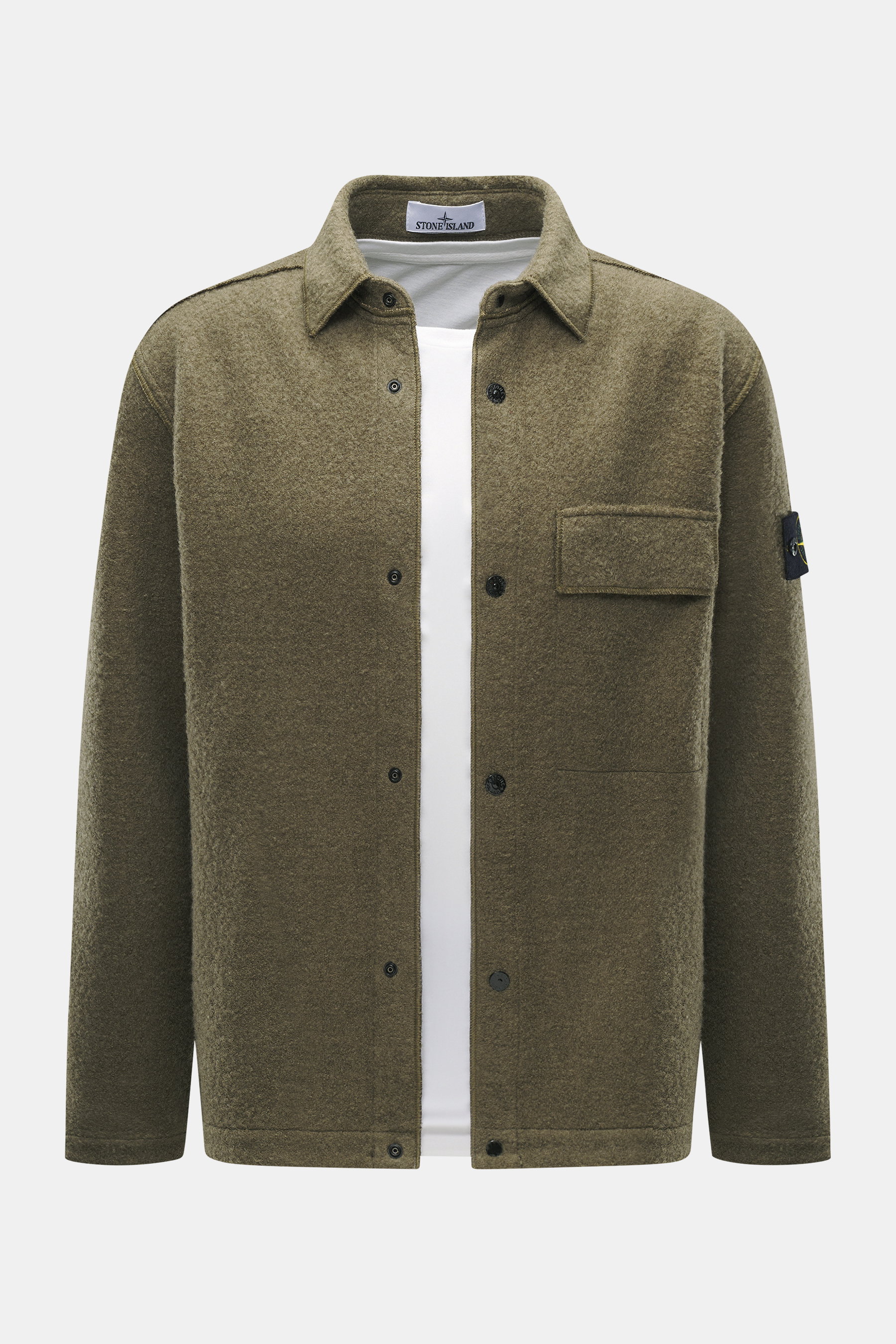 Stone Island Overshirt oliv aus Bouclé in Frontansicht, Regular Fit, mit Umlegekragen, Brusttasche, Kompass-Badge und Fünf-Knopf-Leiste.