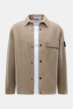 Stone Island Overshirt beige, frontal fotografiert, Bouclé-Mix aus Wolle/Microfaser, Regular Fit, Umlegekragen, Knopfleiste, Brusttasche, Kompass-Badge am Oberarm.