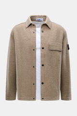 Stone Island Overshirt beige, frontal fotografiert, Bouclé-Mix aus Wolle/Microfaser, Regular Fit, Umlegekragen, Knopfleiste, Brusttasche, Kompass-Badge am Oberarm.