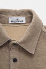 Nahaufnahme des Stone Island Overshirt beige von oben, zeigt Umlegekragen, Bouclé-Material, Knopf und Nähte, ungefüttert, Regular Fit.