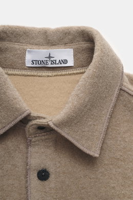 Nahaufnahme des Stone Island Overshirt beige von oben, zeigt Umlegekragen, Bouclé-Material, Knopf und Nähte, ungefüttert, Regular Fit.