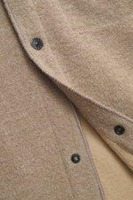 Nahaufnahme des Stone Island Overshirt beige von vorne, zeigt Bouclé-Material, Knopfleiste und feine Details der Wolle-Microfaser-Mischung.