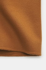 Detailaufnahme des Windsor Woll-Overshirt 'Gaio' hellbraun aus reiner Wolle mit sehr weichem Griff, Slim Fit, Umlegekragen, Fünf-Knopf-Leiste, aufgesetzter Brusttasche, Taschen in der Seitennaht, Ärmelabschlüssen mit Manschette und Knopf, Unconstructed De