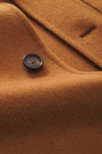 Nahaufnahme des hellbraunen Windsor Woll-Overshirt 'Gaio' mit Knopf, Unconstructed Design, Schulter- und Kragenansicht, reine Wolle, Slim Fit.