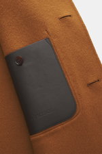 Nahaufnahme des Ärmelabschlusses mit Manschette und Knopf des Windsor Woll-Overshirts 'Gaio' hellbraun aus reiner Wolle, Unconstructed Design, Slim Fit, Umlegekragen, Fünf-Knopf-Leiste, aufgesetzte Brusttasche, Taschen in der Seitennaht und einer Innentas