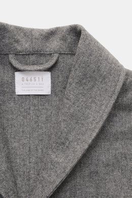 Nahaufnahme des Schalkragens vom 04651/ A trip in a bag Overshirt dunkelgrau meliert, weicher Woll-Microfaser-Mix, Slim Fit.